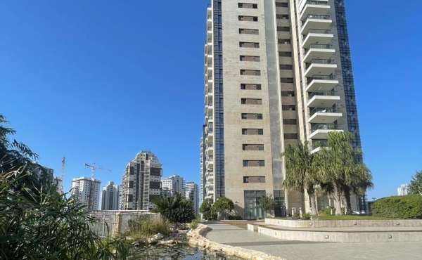 City of Yamim 5 rooms 138m2 Balcony 16m2 Parking  Apartment for sale in Netanya