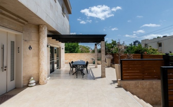 In heart of Netanya Private house + Garden + 2 parking slots